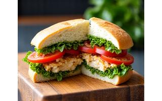 Sandwic gourmet dengan lapisan daging, keju, dan sayuran segar.